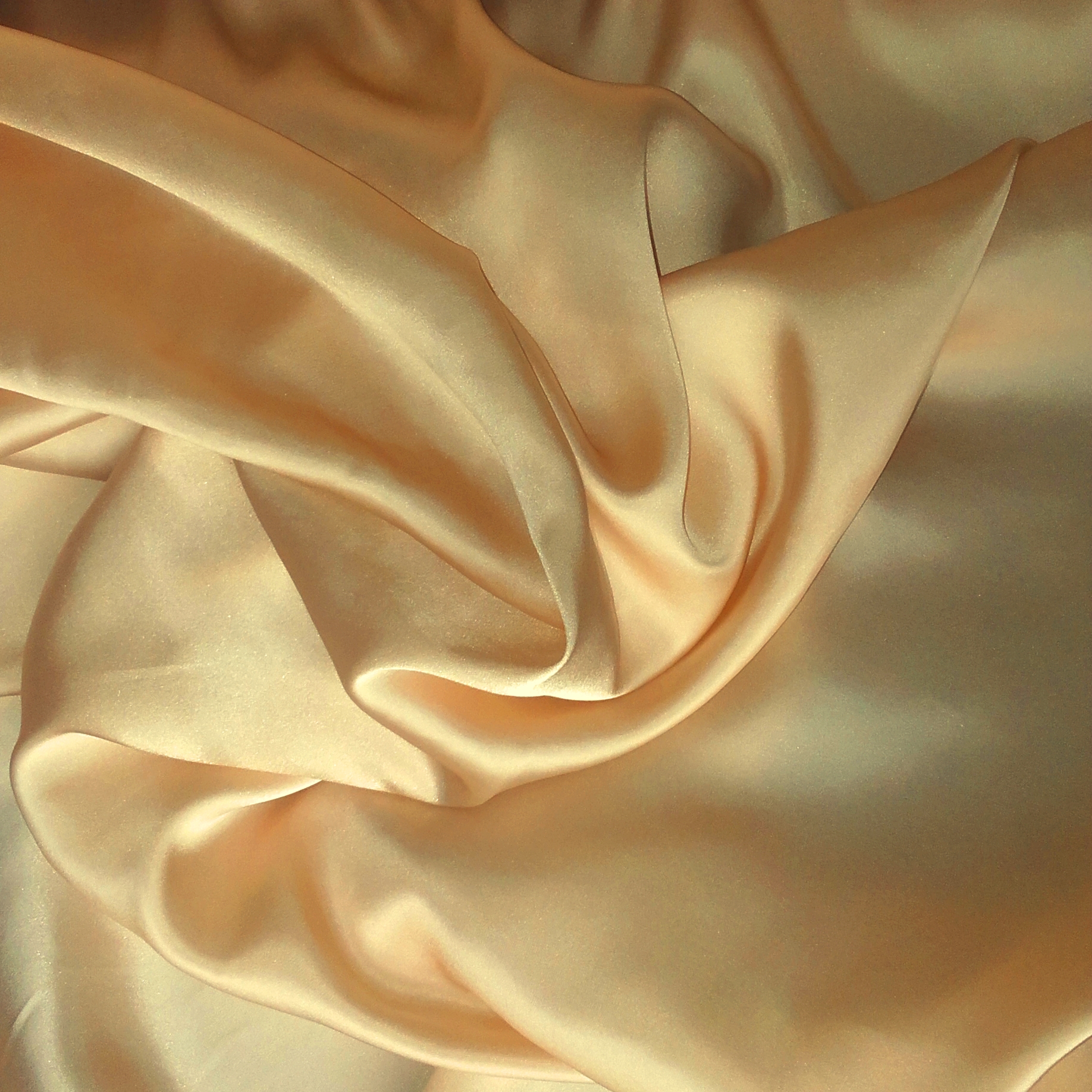 картинка Атлас натуральный шелк 100%, цвет Персик Нежный, 140 см, 16 мм. от магазина Мир Шелка